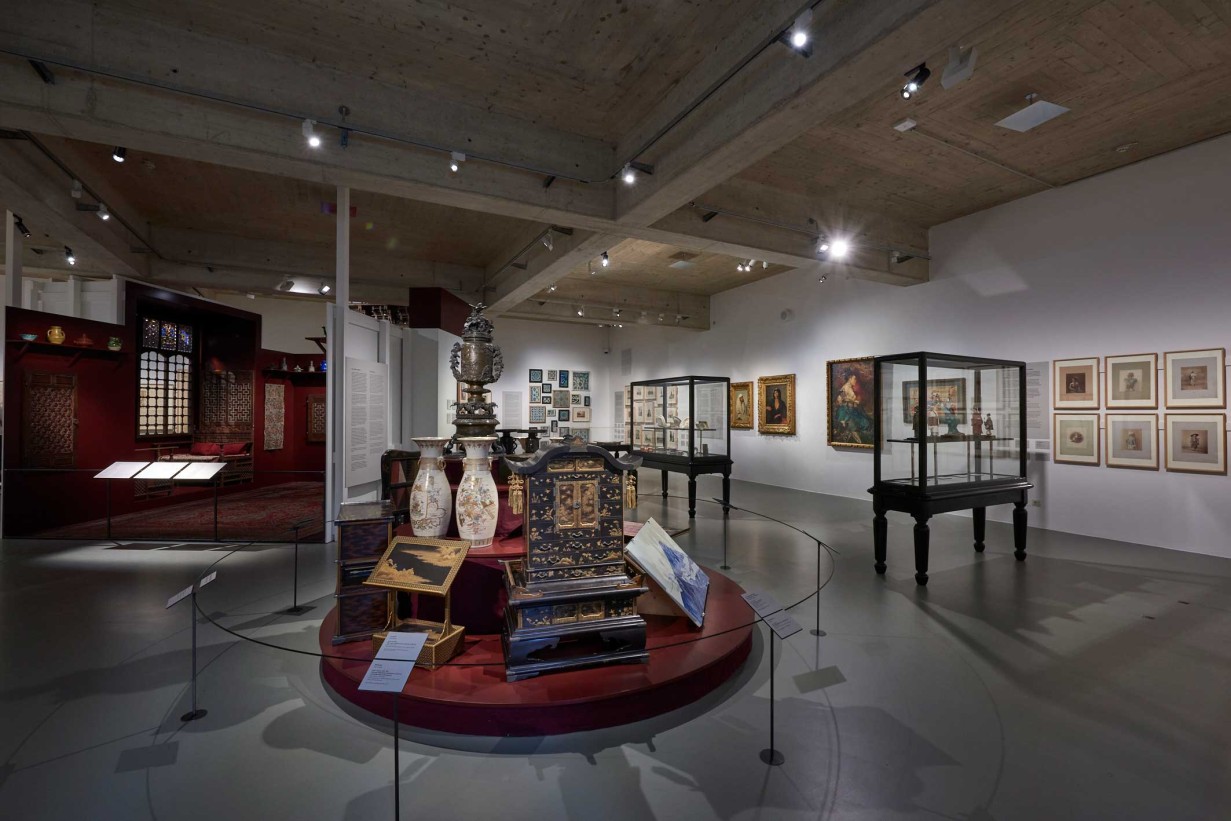 Ausstellungsraum mit Objekten