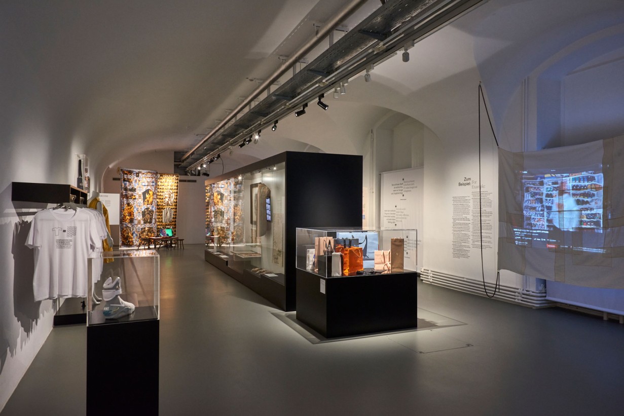 Ausstellungsraum mit Objekten die sich mit kritischem Konsum beschäftigen