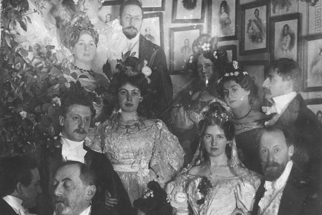 Gesellschaft im Geymüllerschlössel anlässlich der Doppelhochzeit von Käthy Mautner und Hans Breuer sowie dessen Bruder Robert Breuer und Hanna Brüll, 1906