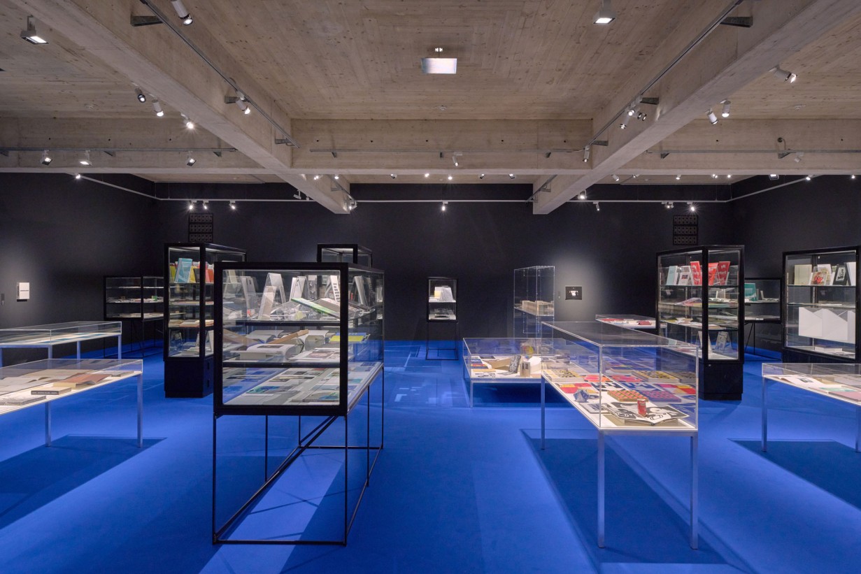 Ausstellungsraum mit Vitrinen und Büchern