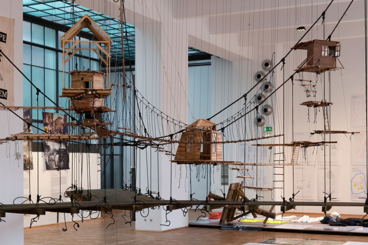 Hängebrücke in einem Ausstellungsraum