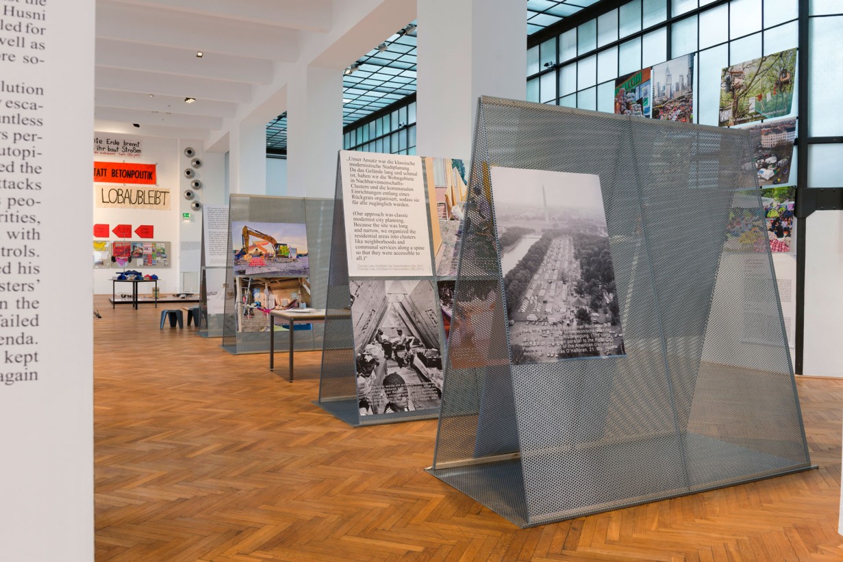 Ausstellungsraum mit Barrikaden und Postern