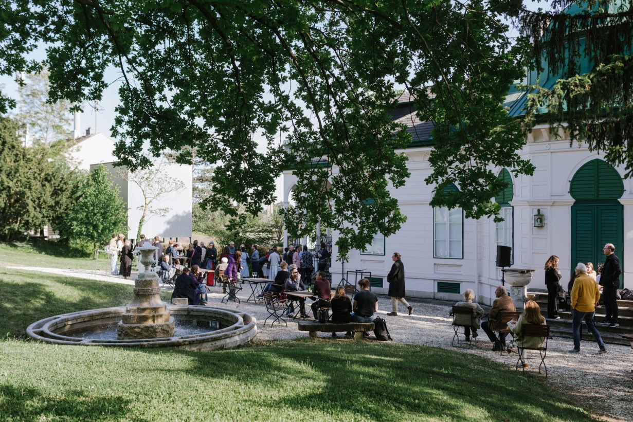 Eine Gruppe von Personen, im Hintergrund ein Biedermeierschlössel
