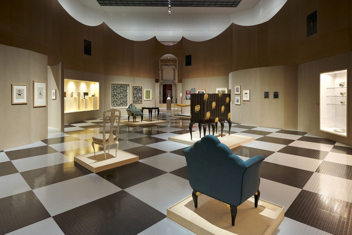 Ausstellungsraum mit Objekten, schwarz weißer Boden