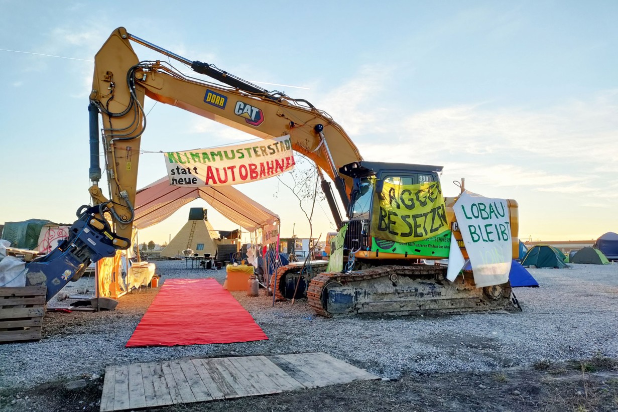 Abgestellter Bagger, eine Art Eingangstor zum Protestcamp „Wüste“ 