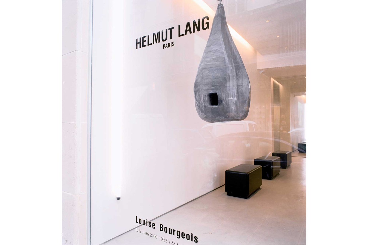 Schaufenster des Helmut Lang Paris Stores mit Lair (1986–2000) von Louise Bourgeois