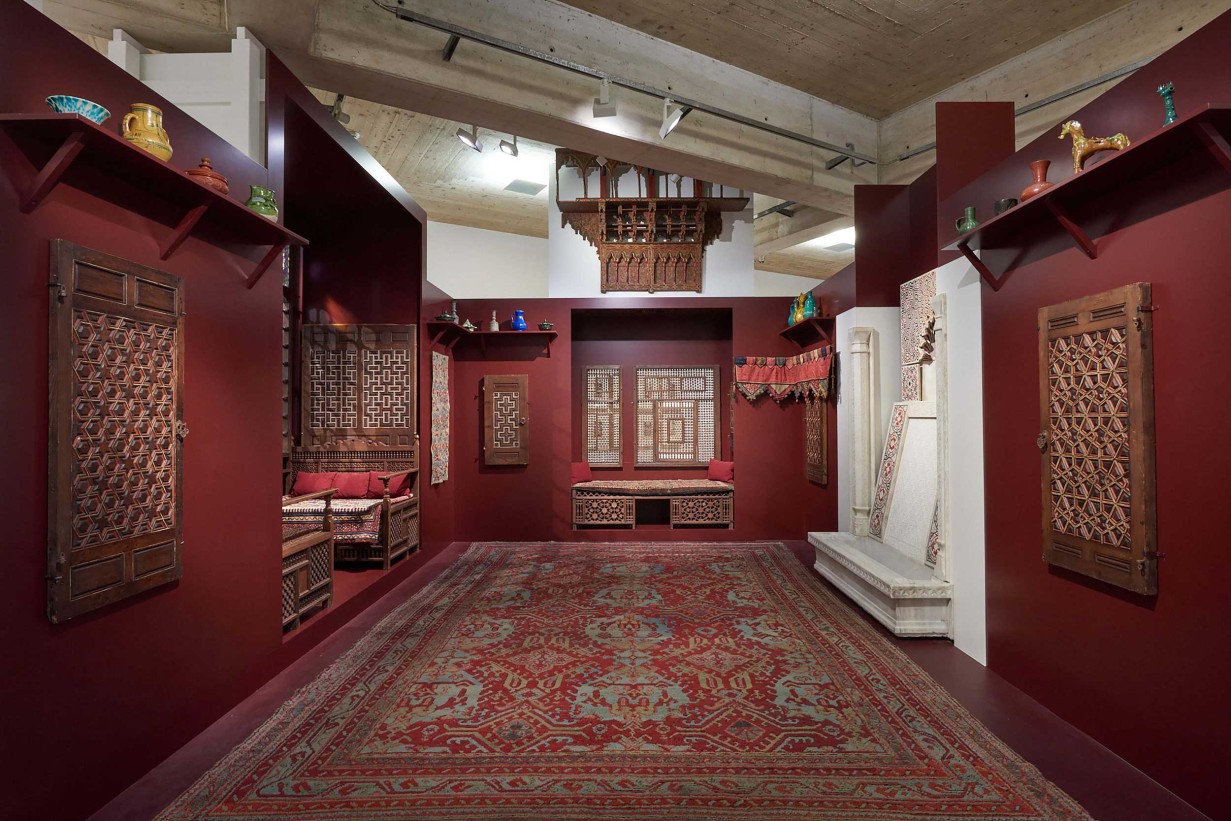 Ausstellungsraum mit Objekten