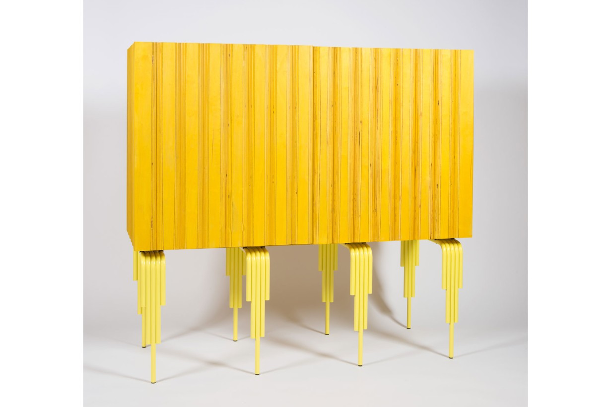 Gelber Schrank mit vier Beinen und einer gelben Oberseite
