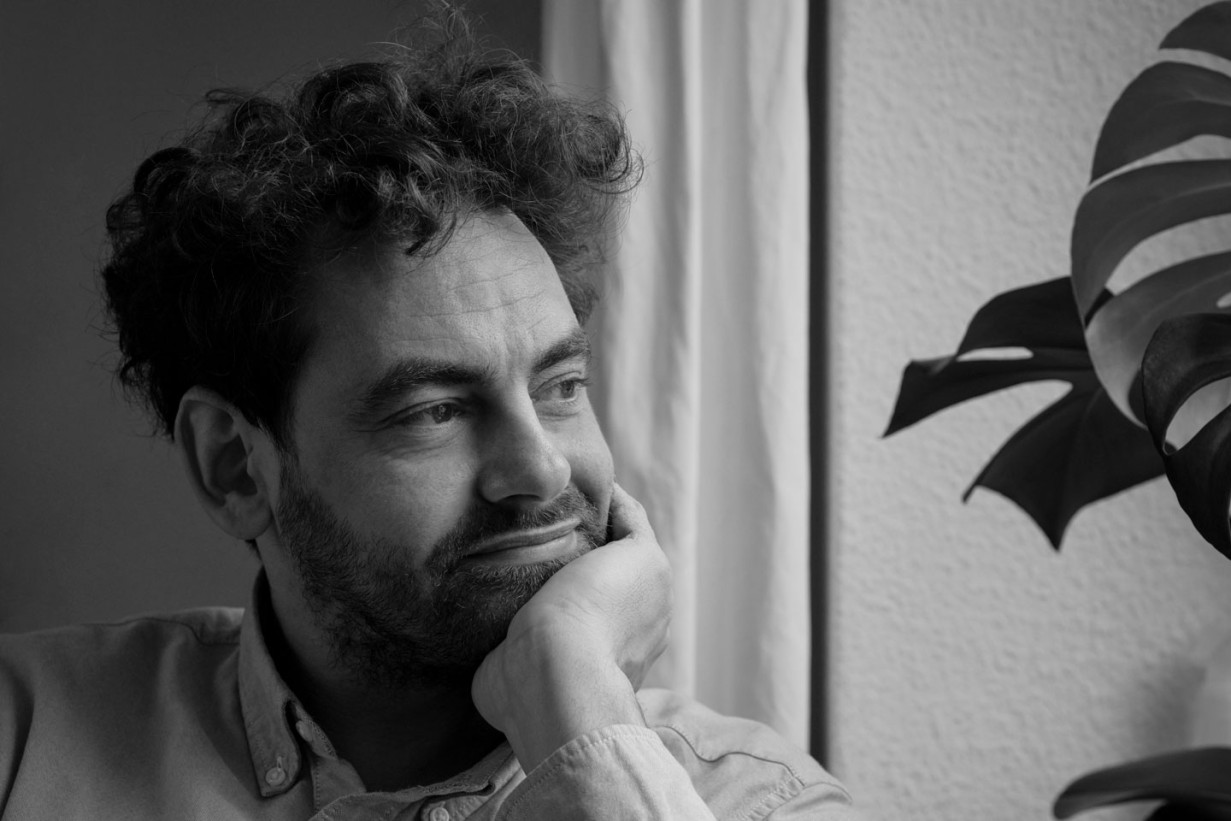 Ein Mann mit dunklen Haaren