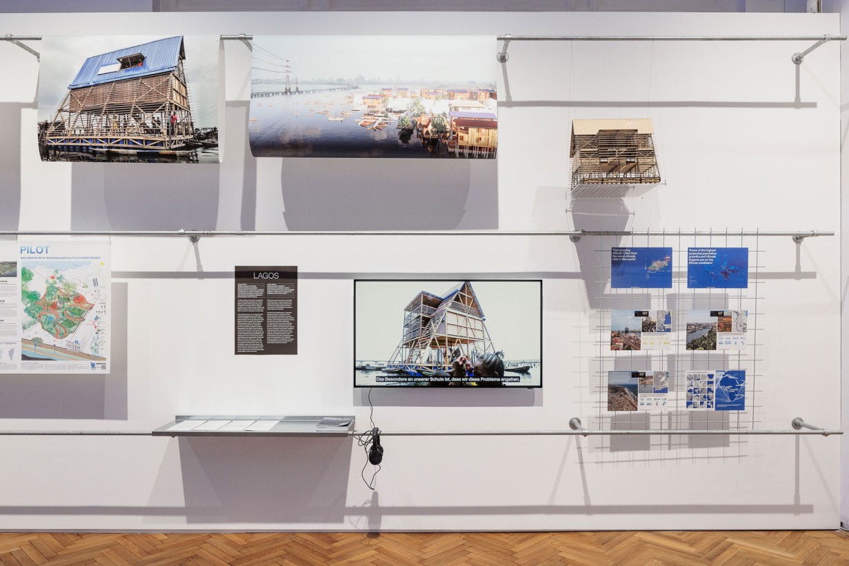 Wand in Ausstellungshalle mit Objekten an der Wand