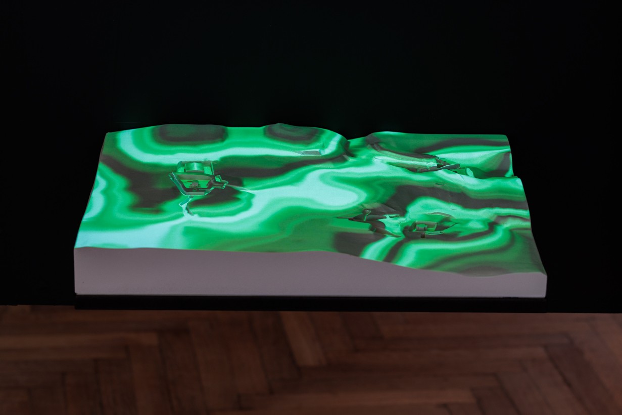 Schwarzer Hintergrund, darauf ein Datenmodell in hellem Grün