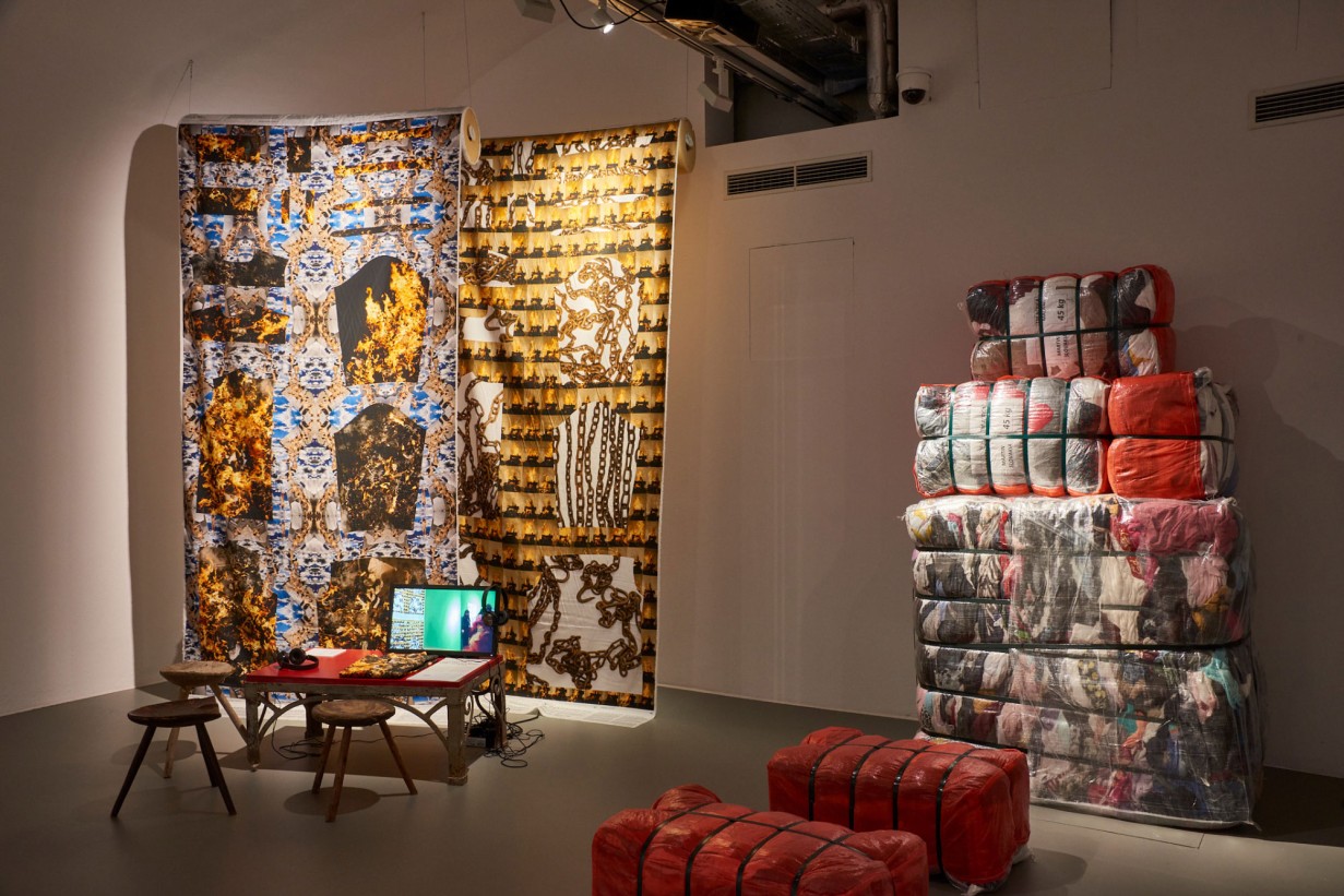 Ausstellungsraum mit Objekten die sich mit kritischem Konsum beschäftigen