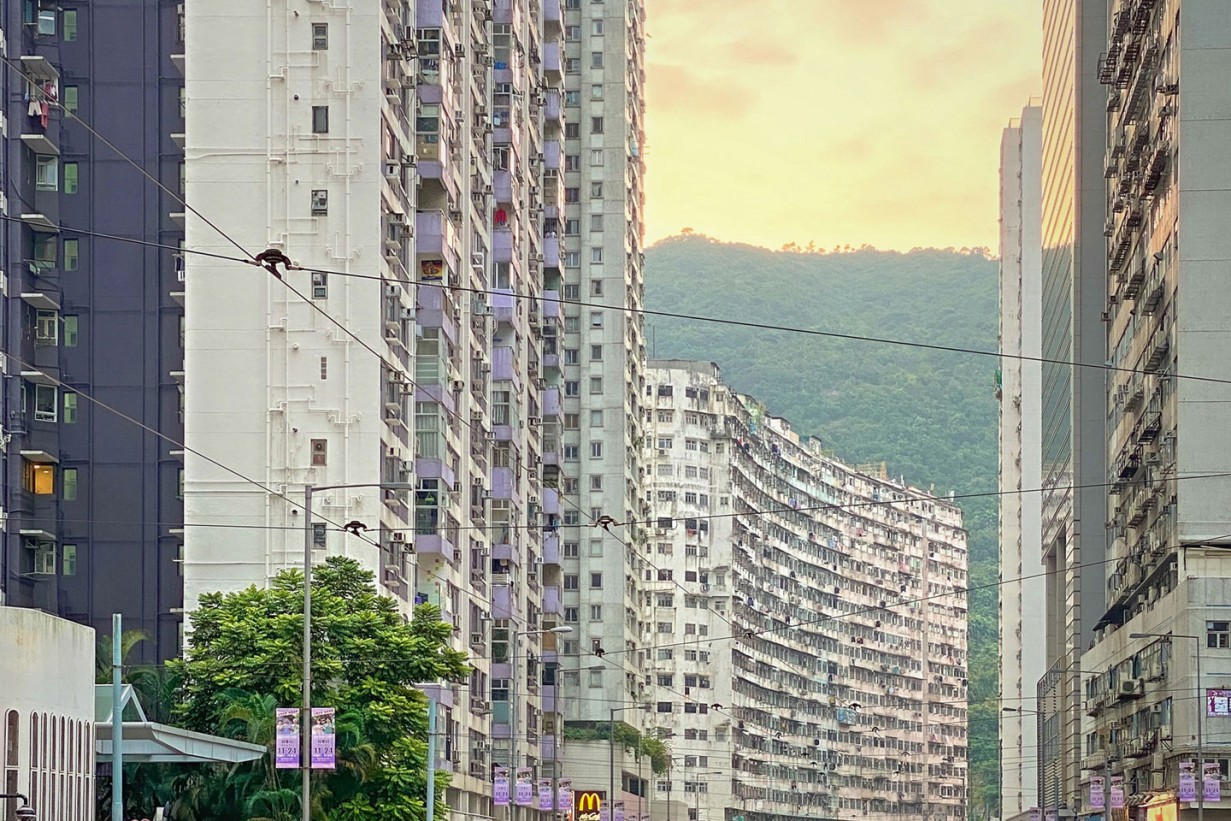 Ziegelbarrikaden zwischen Wohnhochhäusern
