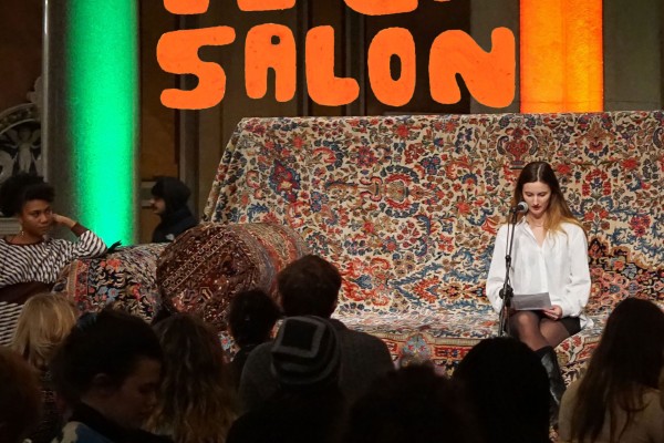 Person sitzt auf Riesen-Sofa und liest