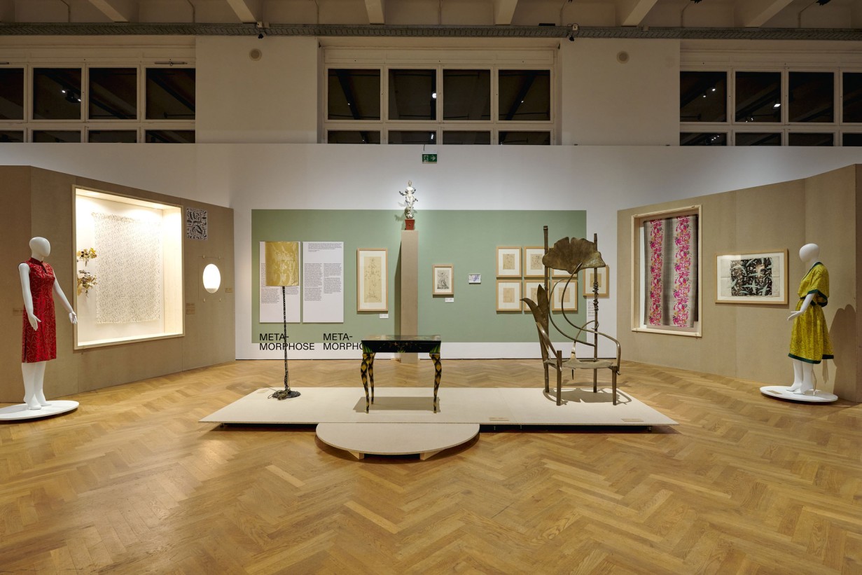 Ausstellungsraum mit Objekten