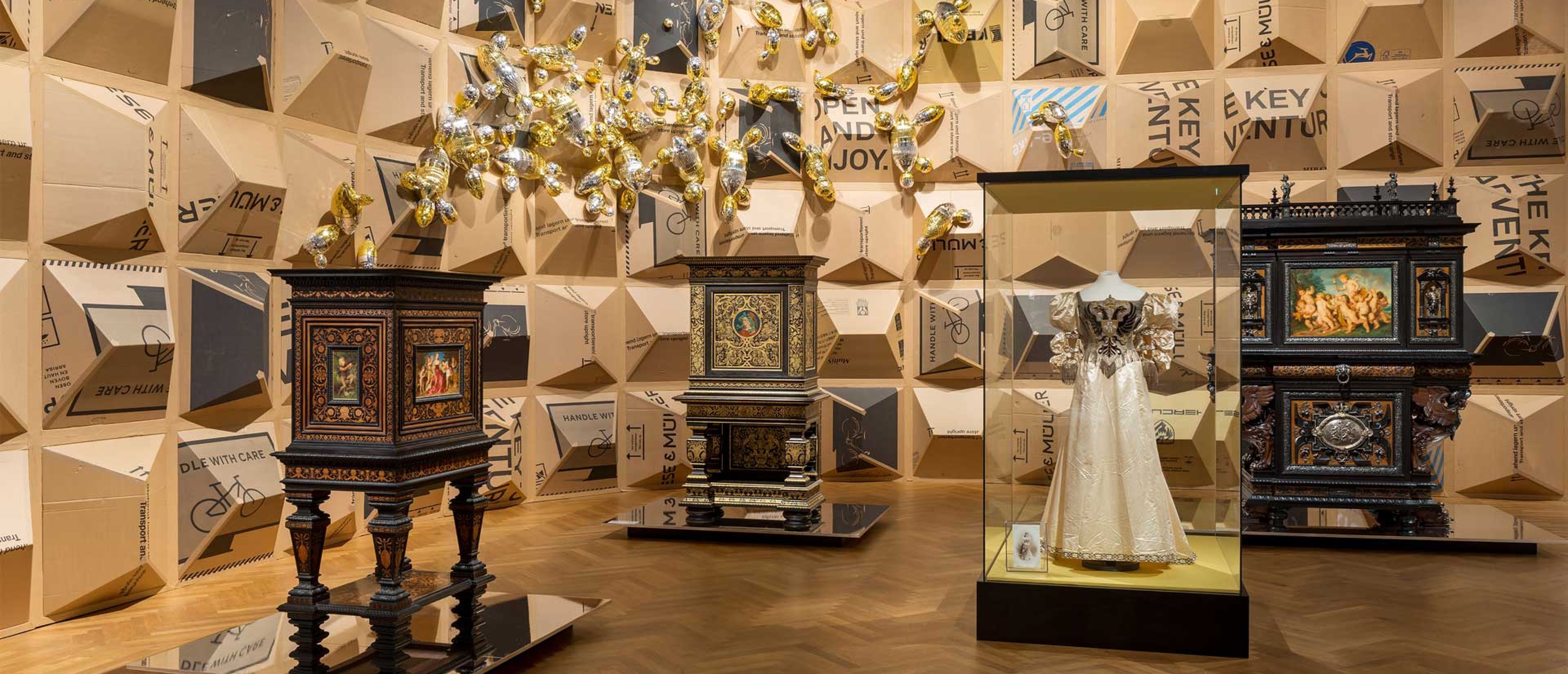 Ausstellungsraum mit Objekten, die Wand ist aus Karton.