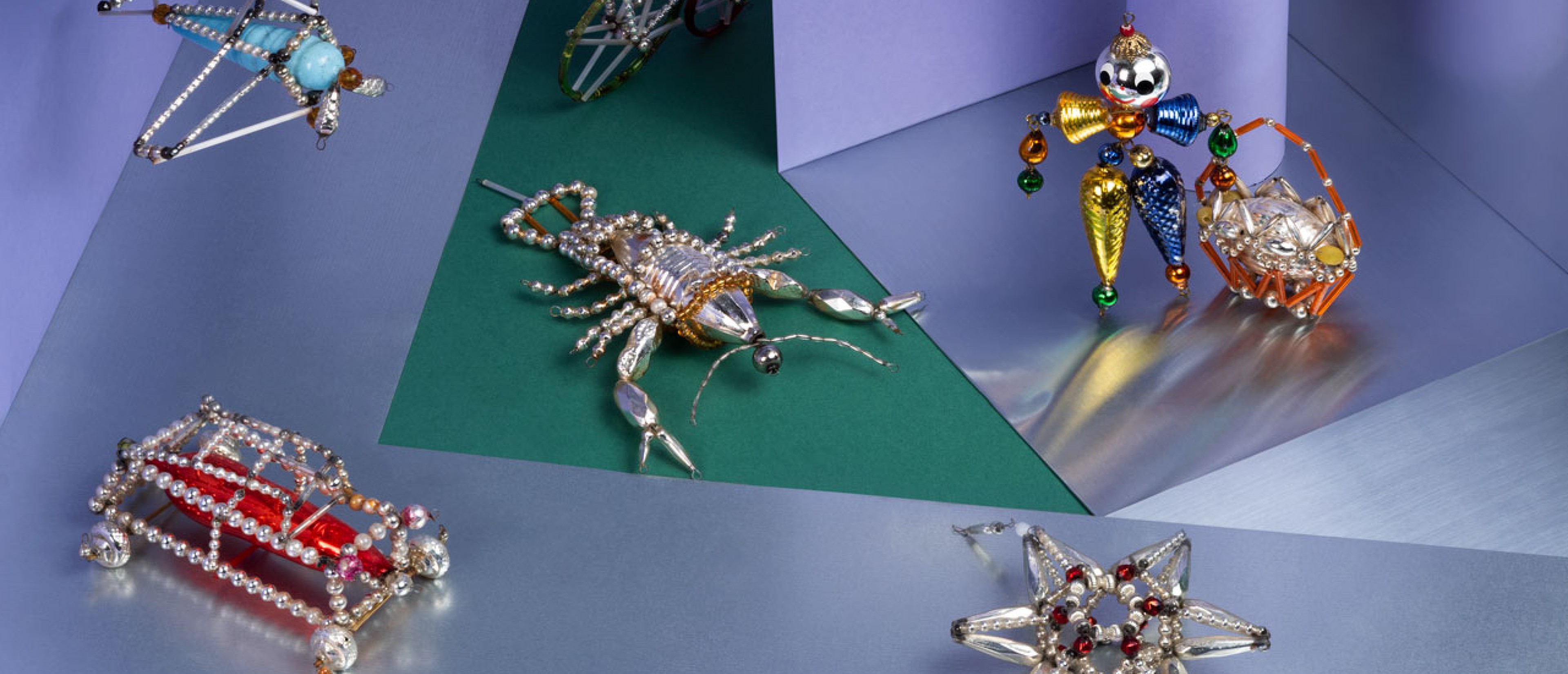 Baumschmuck aus Gablonz symmetrisch arrangiert