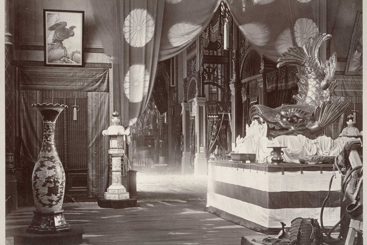 Schwarz-weiß Foto eines Raumes mit japanischen Gegenständen