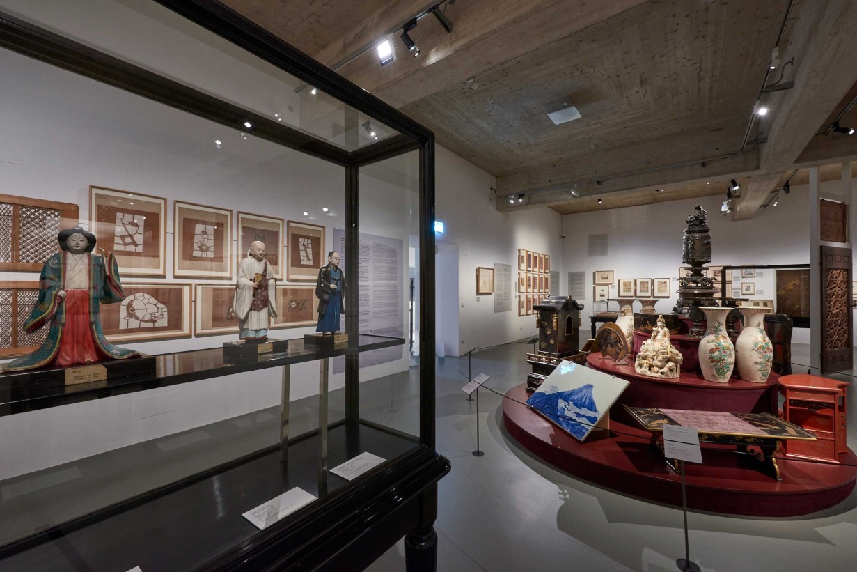 Ausstellungsraum mit Objekten