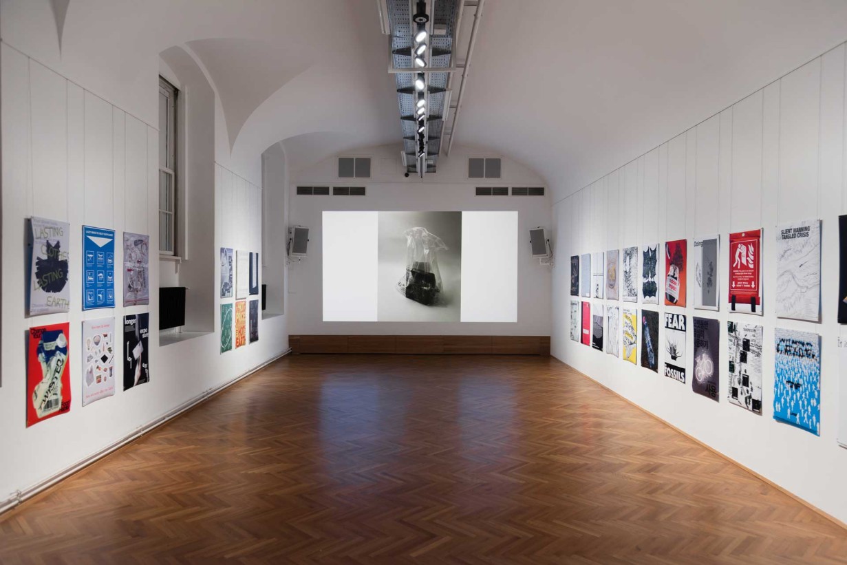 Ausstellungsraum mit Postern