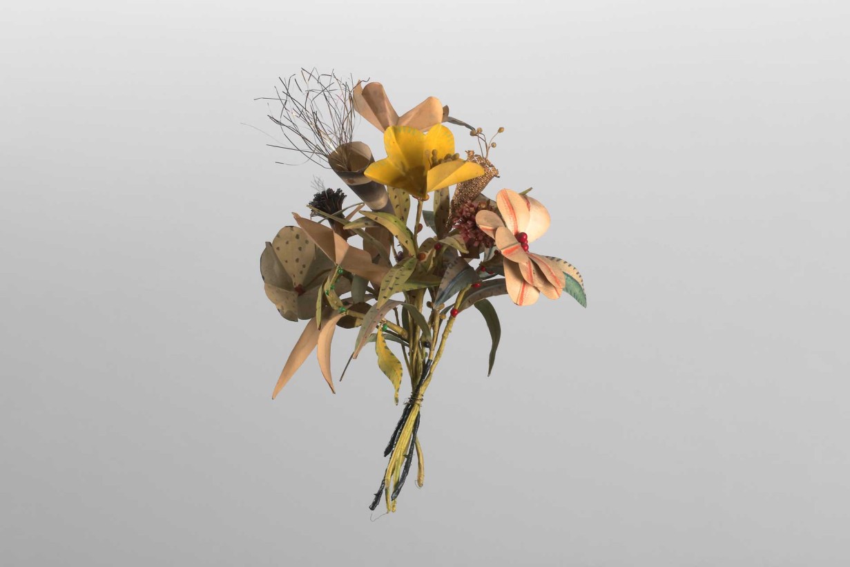 Ein Blumenstrauß aus Papier auf einem weißen Hintergrund