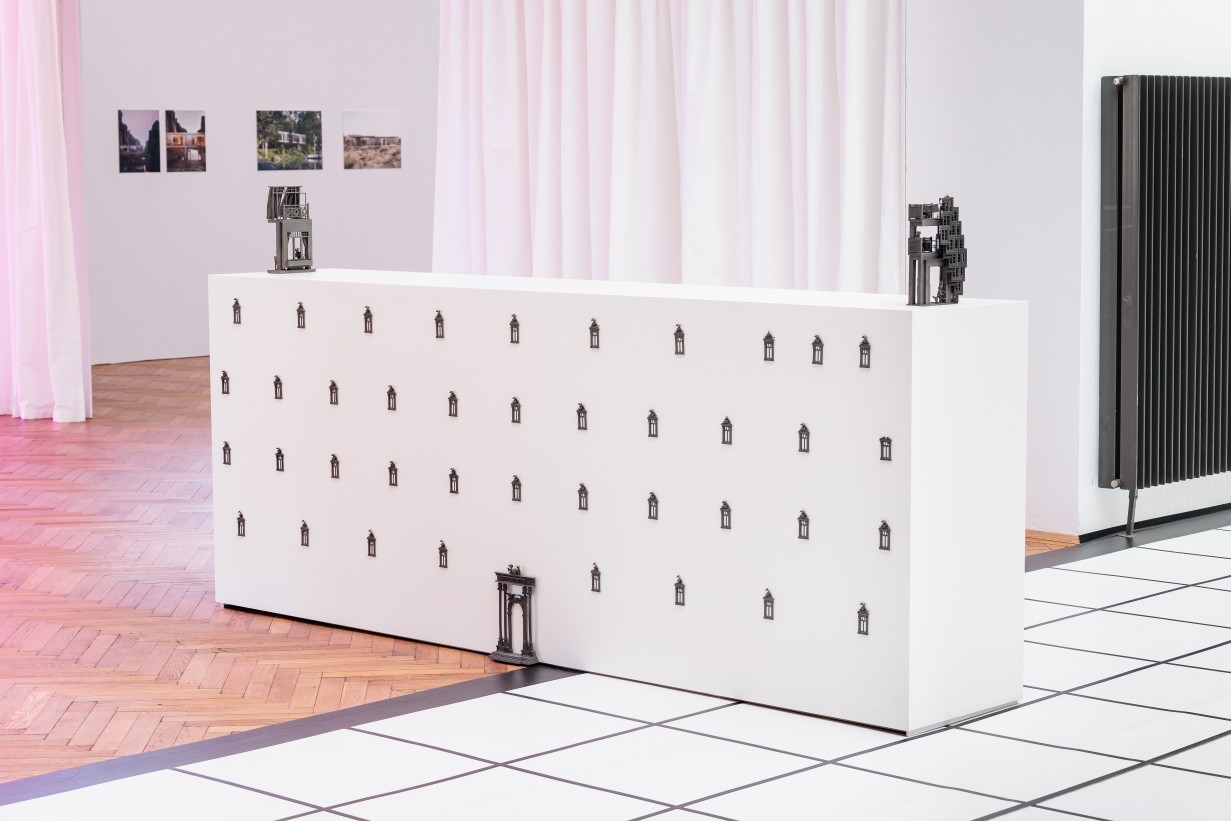 Ausstellungshalle, ein Podest mit zwei Modellen eines Hauses