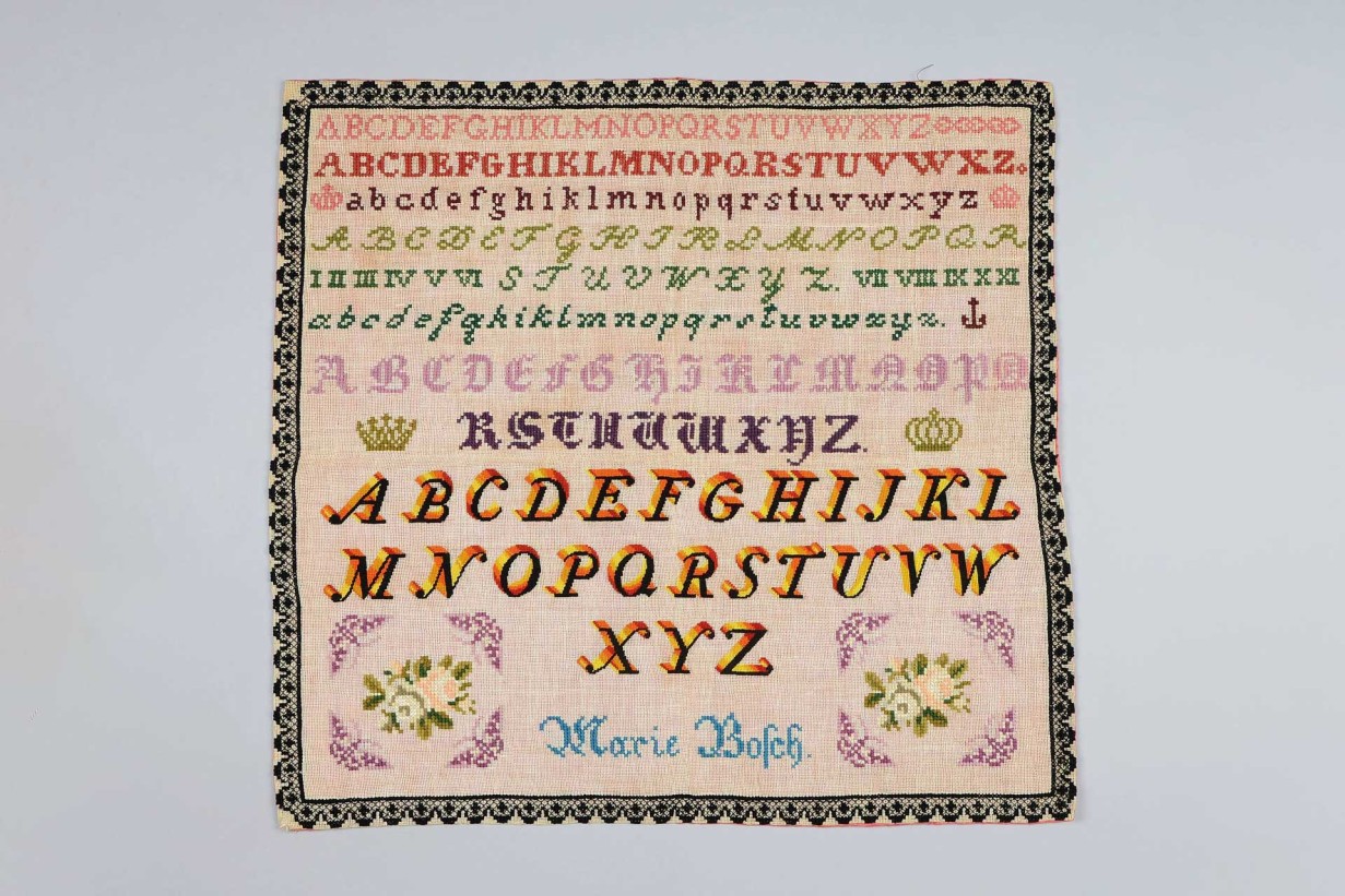 Das Alphabet gestickt