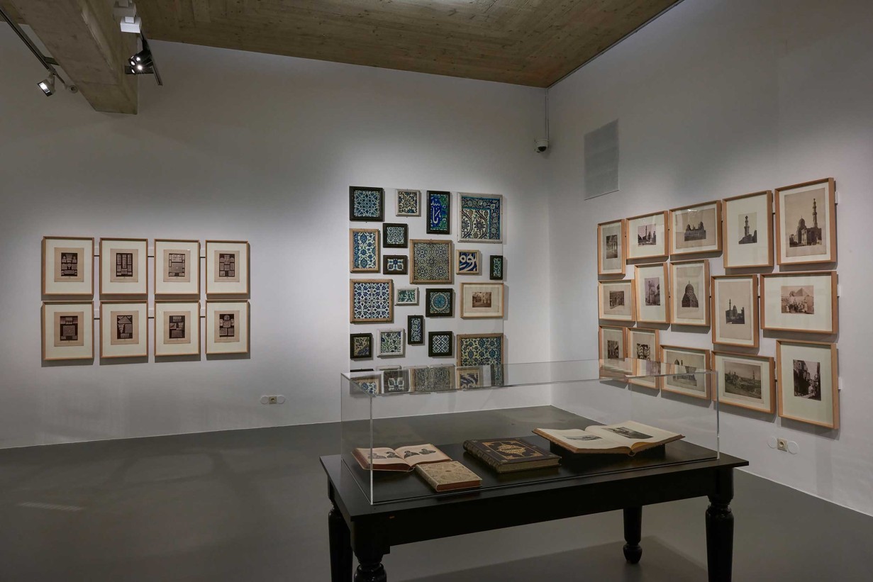 Ausstellungsraum mit Objekten