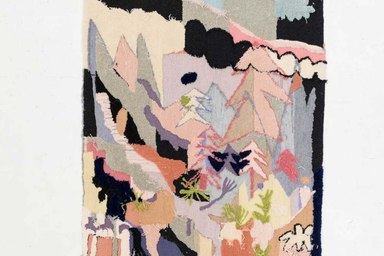 Getuffteter Teppich an einer Wand hängend. 